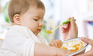 Плохое поведение за столом помогает ребенку изучать мир