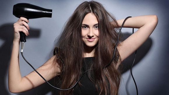 7 ошибок, которые мы совершаем при сушке волос